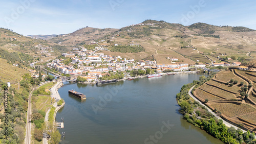Obraz na plátne Douro river valley with terraced vineyards and peso da regua