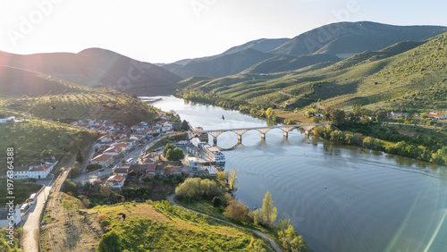 Cuadro en lienzo Douro river valley landscape with village and bridge