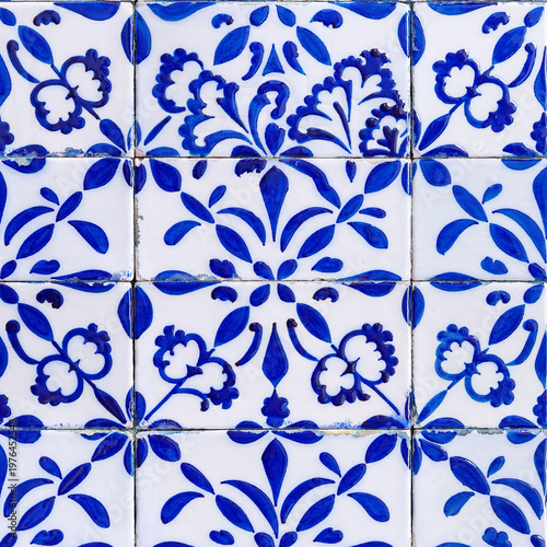 Carrelage Azulejo Portugais Traditionnel Bleu et Blanc Motif Géométrique Floral Historique
