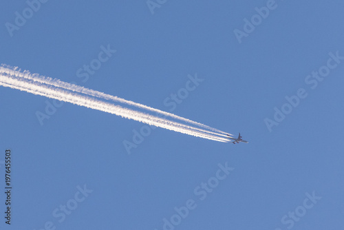 Flugzeug mit Kondensstreifen am Himmel