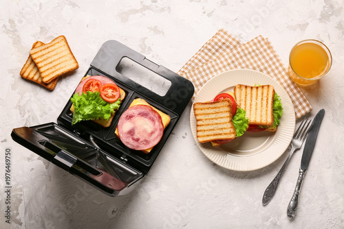 Electric sandwich maker wit...