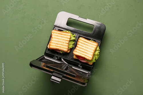 Electric sandwich maker wit...