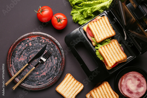 Electric sandwich maker wit...