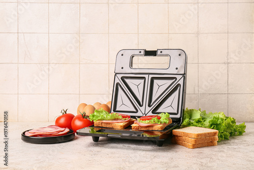 Electric sandwich maker wit...