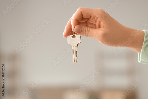 Female hand holding keys fr...