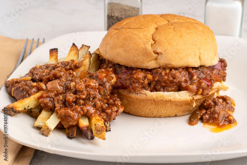 Εκτύπωση καμβά sloppy joe sandwiich with fries top with sloppy joes