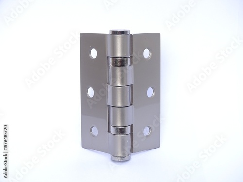 Foto A rust-resistant stainless steel hinge that closes tightly and smoothly is photographed against a white background