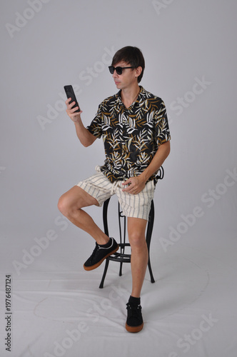 homem modelo segurando celular 
