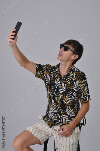 homem modelo segurando celular 