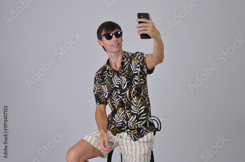 homem modelo segurando celular 