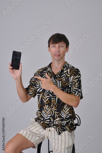 homem modelo segurando celular 