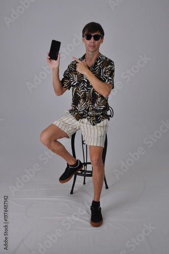 homem modelo segurando celular 