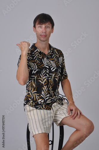 homem da moda usando camisa tropical 