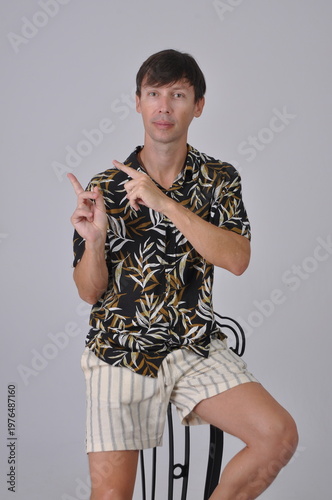 homem da moda usando camisa tropical 