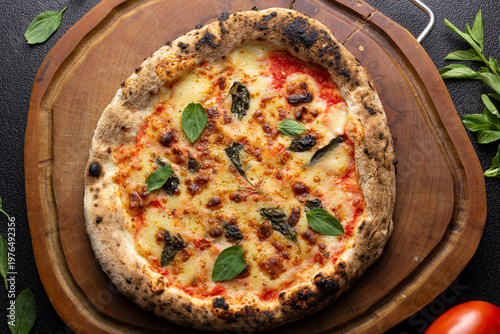 Cuadro en lienzo pizza de marguerita com queijo sobre tabua de madeira com folhas verdes e tomate