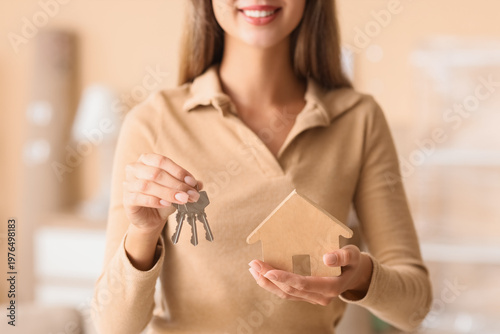 Young woman with keys to re...