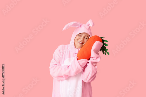 Funny senior woman in Easte...