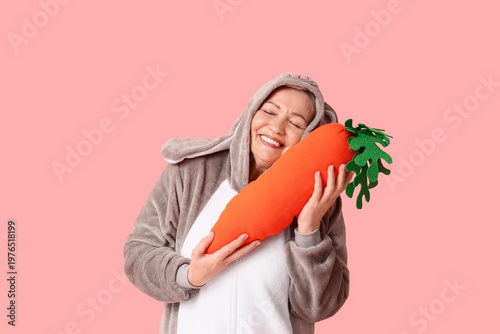 Funny senior woman in Easte...