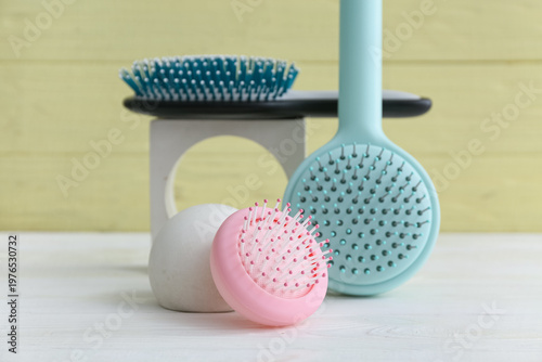 Different hair brushes on w...