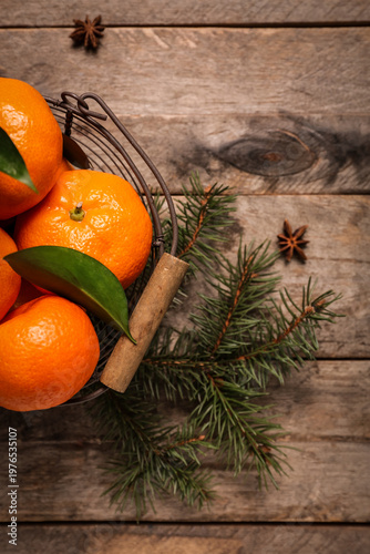 Basket of sweet mandarins w...
