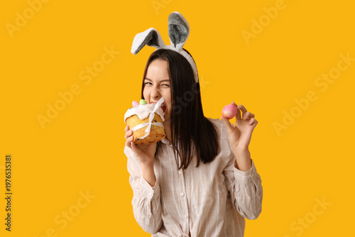 Young woman wearing bunny e...
