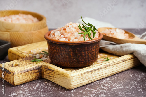 Bowl with Himalayan pink sa...
