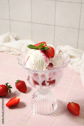 Bowl of vanilla ice cream w...