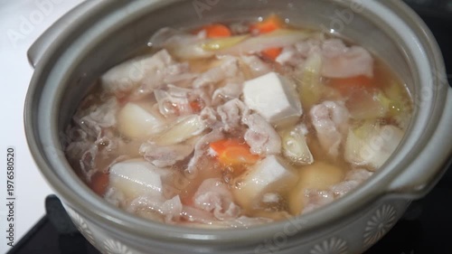 里芋と豚肉の鍋を作る様子