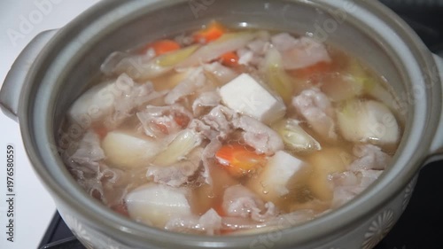 里芋と豚肉の鍋を作る様子