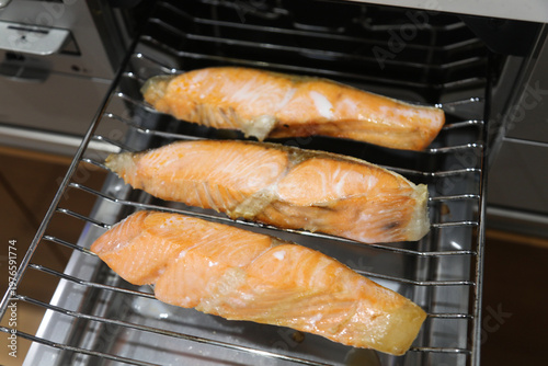 魚焼きグリルで鮭を焼く様子