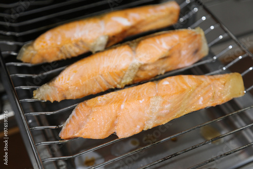 魚焼きグリルで鮭を焼く様子