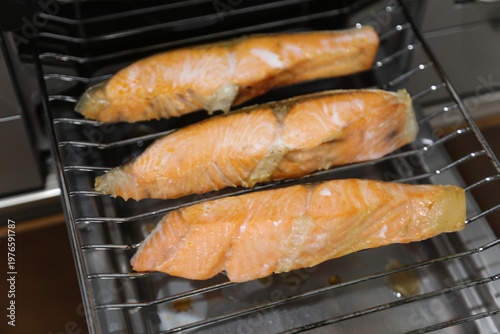 魚焼きグリルで鮭を焼く様子