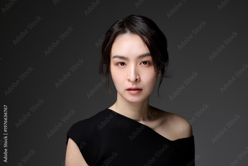 Fototapeta premium 真剣な表情の40代女性の横構図ビューティーポートレート