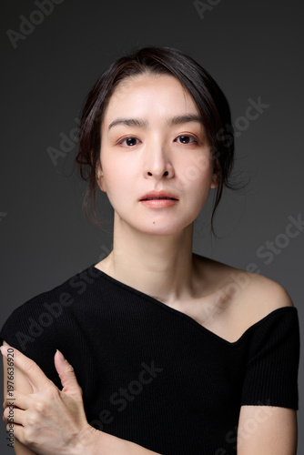 Plakat 腕を組んだ40代女性のビューティーポートレート