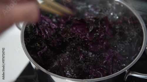 紫蘇ジュースを作る様子