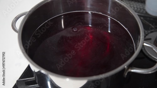 紫蘇ジュースを作る様子