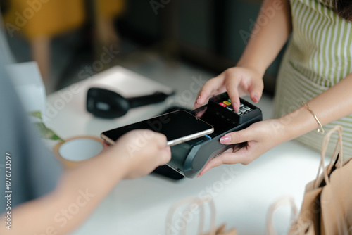Fotografie smartphone performs contactless payment via NFC on an EDC machine