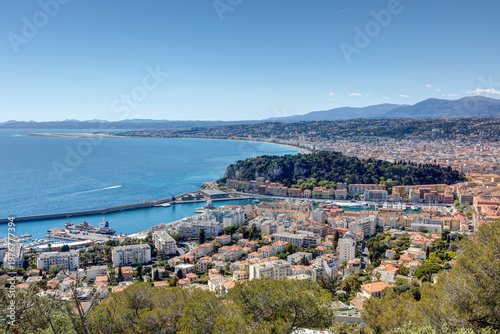 Vue panoramique sur Nice depuis le Mont Boron dans le département des Alpes Maritimes 