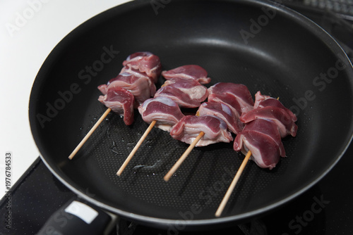 砂肝串を焼く様子