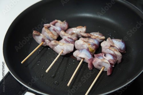 砂肝串を焼く様子