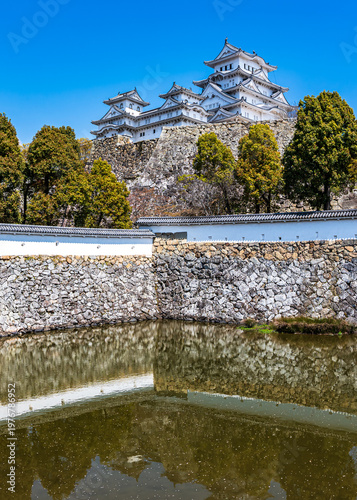 姫路城_江戸時代初期の建築がそのまま残る「現存12天守」の一つ、特に大天守と3つの小天守が渡櫓で結ばれた連立式天守の姿は壮観
