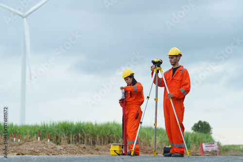 Foto Civil engineers are inspecting the completeness of the road construction at the wind farm