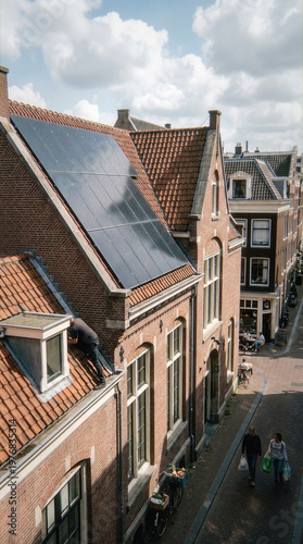 Nowoczesne panele słoneczne na starych budynkach, gmachach i kościolach.