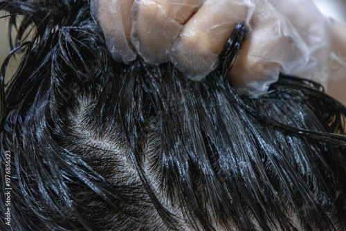 Foto Close-up of the hair dyeing process