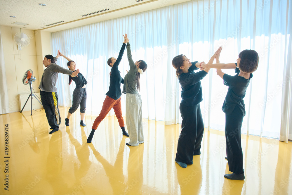 Fototapeta premium ダンススタジオでペアワークをする参加者たち