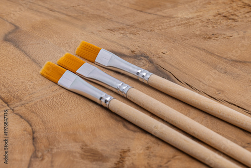 Farb-Pinsel auf einem Holz Hintergrund