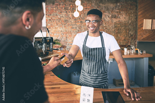 Foto Credit card, smile or men in bistro with payment, cashless process and hospitality service in restaurant
