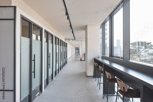 Fotografie Sunlit corridor with bar seating and glazing in contemporary office