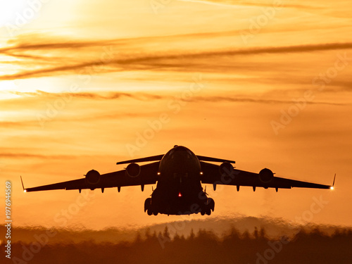 Cuadro en lienzo US Air Force Ramstein A C-17 Globemaster III takes off from Ramstein Air Base, engines roaring as the large military transport aircraft lifts into the sky