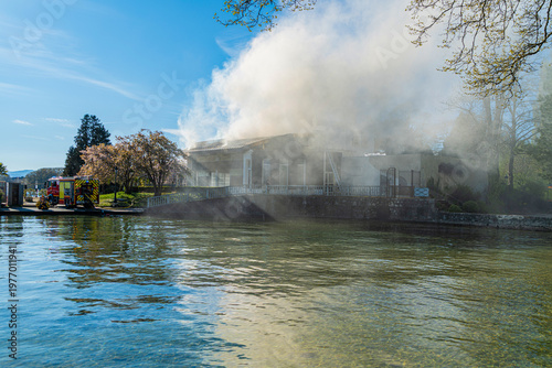 Incendie sur les berges du Lac d'Annecy, Annecy, Haute-Savoie
